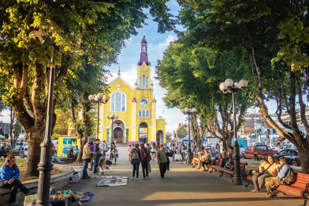 플라자 데 알 마스 광장-카스트로, chiloe 섬, 칠레에서 샌프란시스코의 교회 - castro 뉴스 사진 이미지