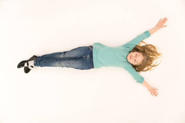 la ragazza carina giaceva sul pavimento. vista dall'alto - lying on the floor foto e immagini stock