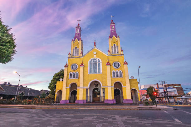 église de san francisco à la place plaza de armas au coucher du soleil - castro, île de chiloé, chili - castro photos et images de collection
