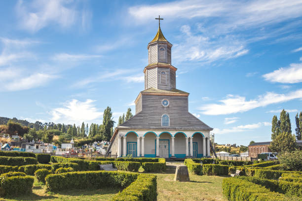 chiesa di nercon - castro, isola chiloe, cile - castro foto e immagini stock