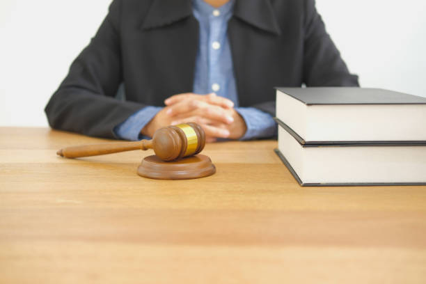 裁判官・法廷で法的な法律小槌。裁判所の弁護士弁護士正義 - gavel judge human hand court ストックフォトと画像