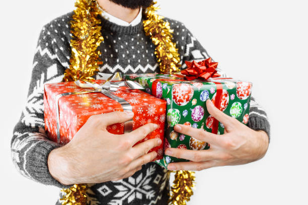 2 つのクリスマスの giftsbackground、ギフトのクローズ アップを保持している彼の handsman のクリスマス ギフトを持つ男 - handsman ストックフォトと画像