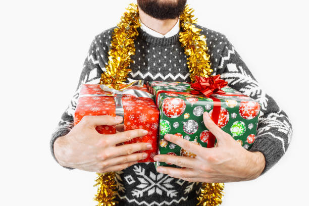 2 つのクリスマスの giftsbackground、ギフトのクローズ アップを保持している彼の handsman のクリスマス ギフトを持つ男 - handsman ストックフォトと画像