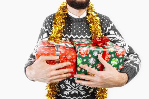 homem com um presente de natal em sua handsman segurando duas giftsbackground de natal, close-up do presente - handsman - fotografias e filmes do acervo