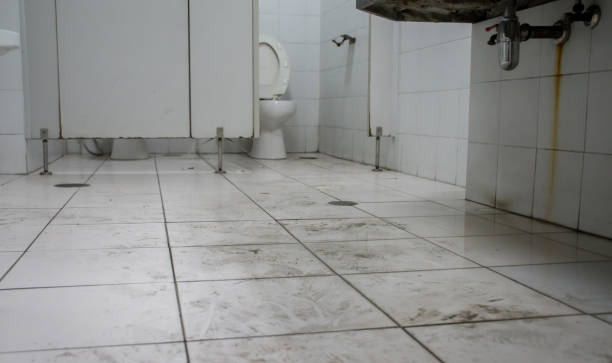 baño sucio en edificio público a pie humano. - antihigiénico fotografías e imágenes de stock