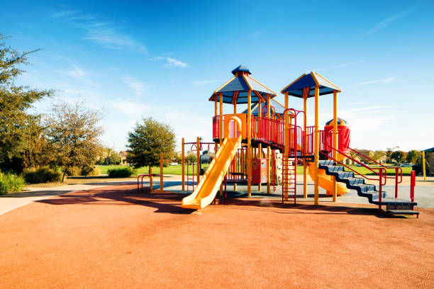 niños suburbano público nuevo parque infantil en california con diapositivas en un día soleado - área de juego fotografías e imágenes de stock