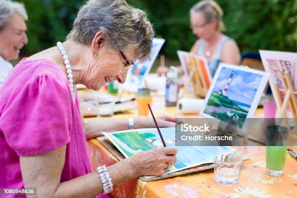고위 여자 그룹와 그리는 동안 웃 고입니다 노인에 대한 스톡 사진 및 기타 이미지 - 노인, 그림 그리기, 레저 추구