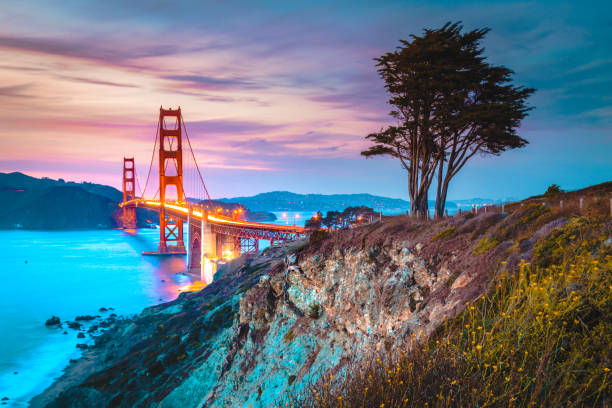 ゴールデン ゲート ブリッジ、黄昏時、サンフランシスコ、カリフォルニア州、アメリカ合衆国 - panoramic san francisco bay area golden gate bridge san francisco bay ストックフォトと画像