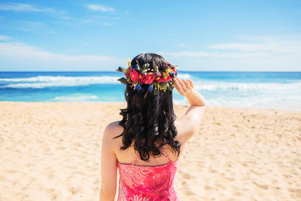 woman with flower crown - hawaiian lei on head - women hawaii islands beach beauty in nature imagens e fotografias de stock
