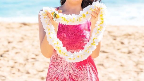 saluto aloha con lei floreale delle hawaii sulla spiaggia - oahu water sand beach foto e immagini stock