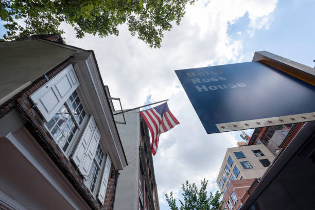 Betsy Ross house in Philadelphia Philadelphia, USA - July 18, 2018. Historic Betsy Ros House on Arch Street with three people in courtyard on left. Philadelphia is the largest city in Pennsylvania with historic landmarks like Betsy Ross House, Independence Hall and Liberty Bell, which attracts lots of visitors from the country and around world. betsy ross house stock pictures, royalty-free photos & images