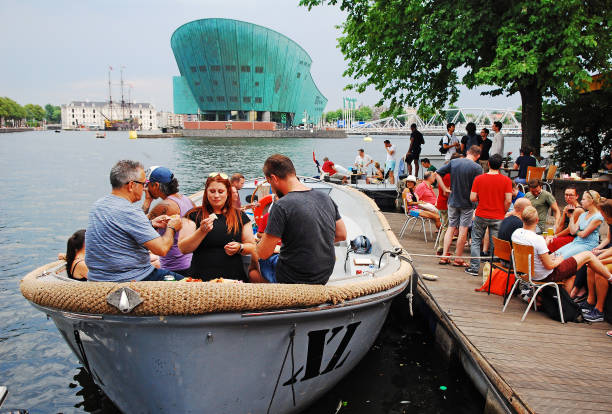 terraza junto al mar más acogedor en amsterdam. - nemo museum fotografías e imágenes de stock