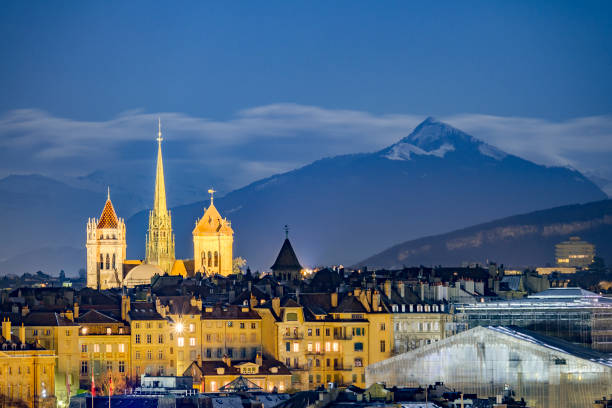 centro di ginevra, sotto montagne innevate - geneva switzerland night city foto e immagini stock