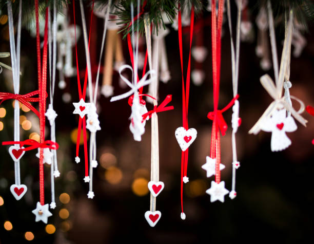 decoraciones artesanales en una fila en el mercado de navidad - heart shape christmas defocused multi colored fotografías e imágenes de stock