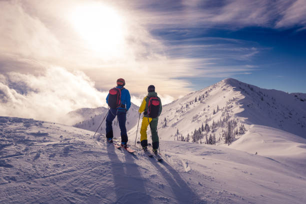powder-skiing - abfahrtslauf stock-fotos und bilder
