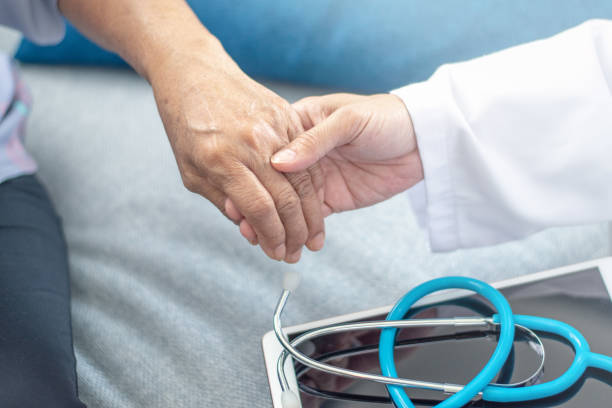 arzt-hand mit stethoskop check-up seniorin menschen. alte altern sehen medizinische ärztin im klinischen gesundheitswesen krankenhaus. - 40 weeks stock-fotos und bilder