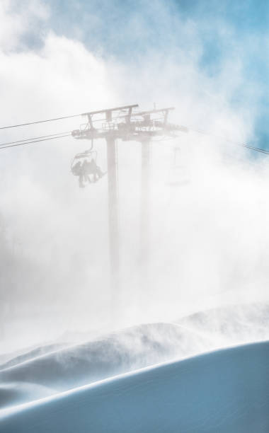 widok na wyciąg narciarski w zamieci - skiing snow ski slope sunlight zdjęcia i obrazy z banku zdjęć