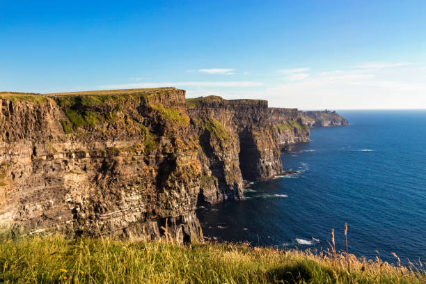 le scogliere di moher - cliffs of moher county clare cliff republic of ireland foto e immagini stock