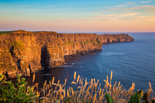 le scogliere di moher - cliffs of moher county clare cliff republic of ireland foto e immagini stock