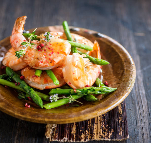 grosse gambas grillées. salade de crevettes - grilled shrimp flash photos et images de collection