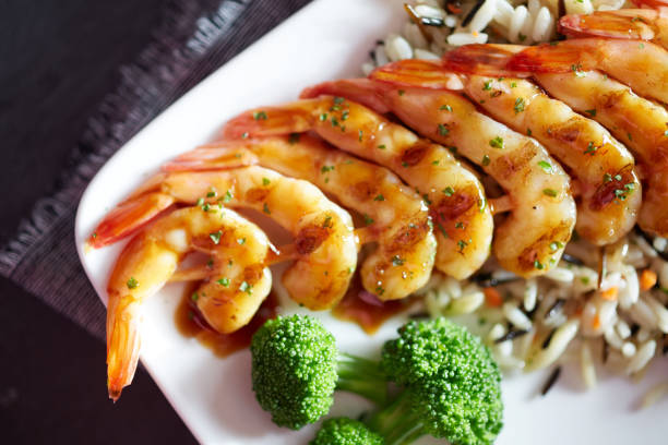 langostinos asados grandes. ensalada de camarones - grilled shrimp flash fotografías e imágenes de stock