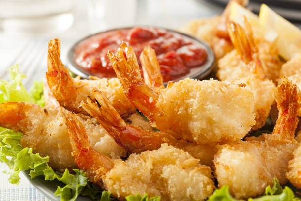 불에 구워진된 타이거 새우 세트. 새우 샐러드 - grilled shrimp flash 뉴스 사진 이미지
