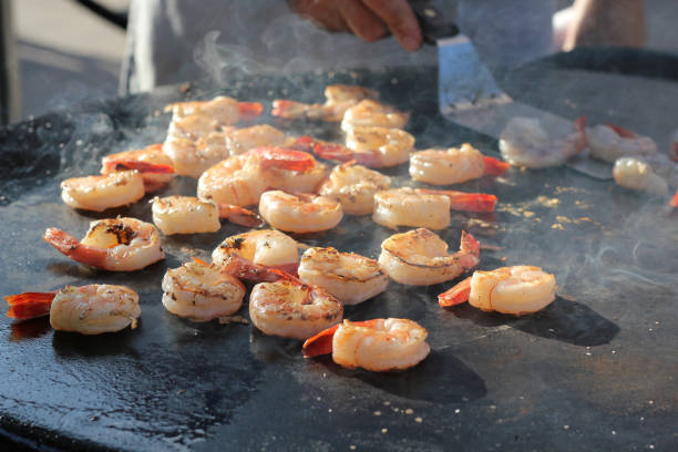 большие жареные тигровые креветки. салат из креветок - grilled shrimp flash стоковые фото и изображения