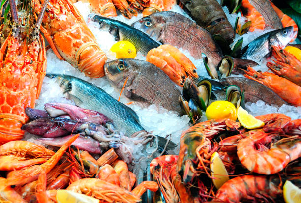 langostinos asados grandes. ensalada de camarones - grilled shrimp flash fotografías e imágenes de stock