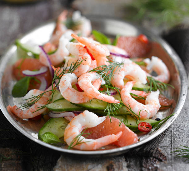 langostinos asados grandes. ensalada de camarones - grilled shrimp flash fotografías e imágenes de stock