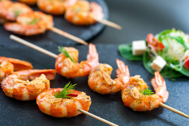 большие жареные тигровые креветки. салат из креветок - grilled shrimp flash стоковые фото и изображения