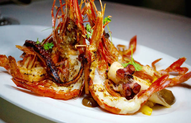 большие жареные тигровые креветки. салат из креветок - grilled shrimp flash стоковые фото и изображения