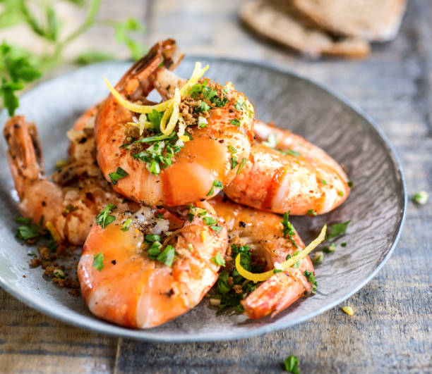 большие жареные тигровые креветки. салат из креветок - grilled shrimp flash стоковые фото и изображения