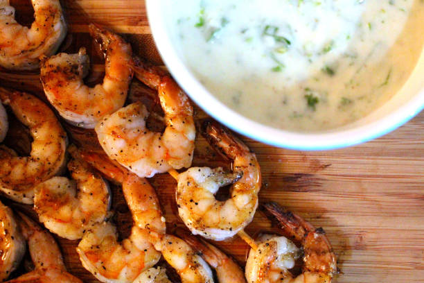 langostinos asados grandes. ensalada de camarones - grilled shrimp flash fotografías e imágenes de stock