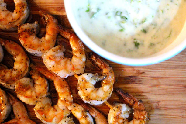 grosse gambas grillées. salade de crevettes - grilled shrimp flash photos et images de collection
