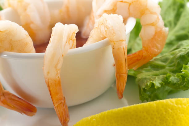 langostinos asados grandes. ensalada de camarones - grilled shrimp flash fotografías e imágenes de stock