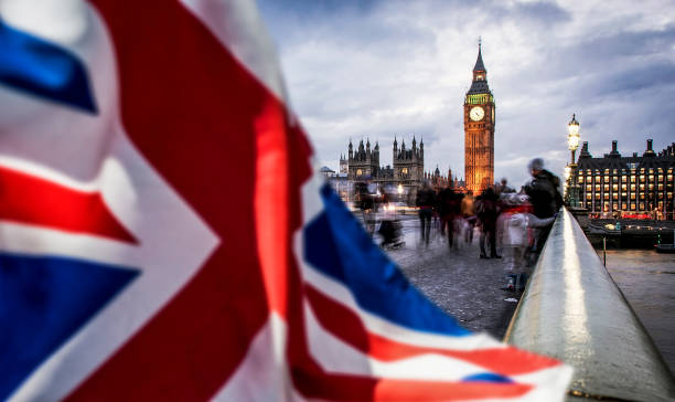 concepto brexit - doble exposición de la bandera y el palacio de westminster con big ben - old fashioned retro revival letter o london england fotografías e imágenes de stock