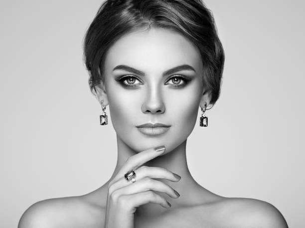 portret piękna kobieta z biżuterią - jewelry glamour brown hair stage makeup zdjęcia i obrazy z banku zdjęć