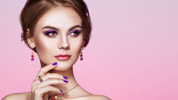 portret piękna kobieta z biżuterią - fingernail fashion model human hair beauty zdjęcia i obrazy z banku zdjęć