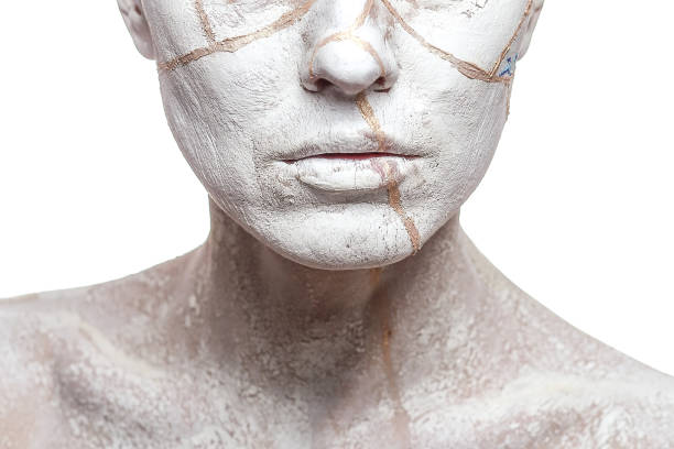흙에 덮여 여자 초상화 - statue human face women human skin 뉴스 사진 이미지