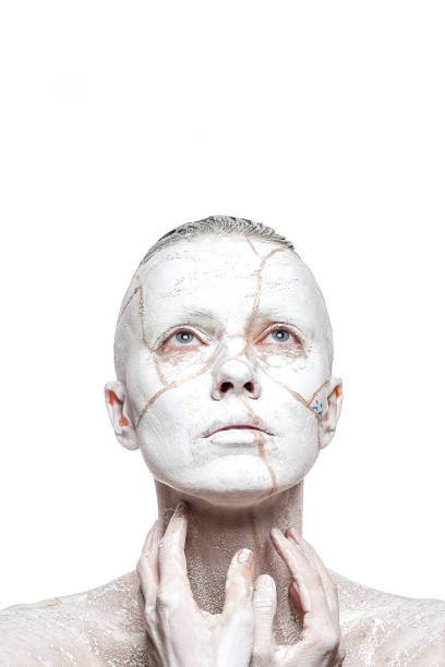 mujer con máscara facial en el rostro - statue human face women human skin fotografías e imágenes de stock