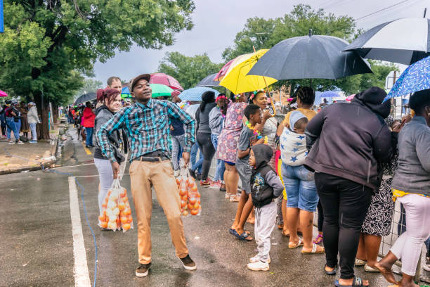 venditore ambulante al parys flower festival in sudafrica - candid women african descent umbrella foto e immagini stock