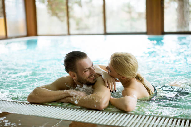 amor pareja relajante en la bañera de hidromasaje - spa treatment health spa couple happiness fotografías e imágenes de stock