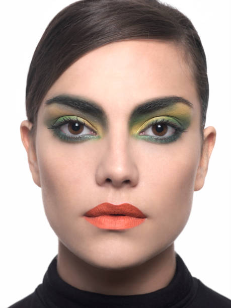 frau mit braunen augen grün und gelb eyeshadowand orange lippenstift - green eyeshadow stock-fotos und bilder