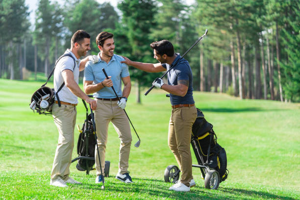 amigos jugando al golf en un hermoso día soleado - golf club golf golf course equipment fotografías e imágenes de stock