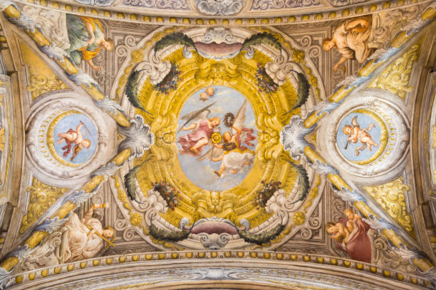 parma - el fresco de los ángeles con los símbolos del martirio en la wault de la iglesia chiesa di santa lucia por alessandro baratta de 17. ciento. - buratta fotografías e imágenes de stock