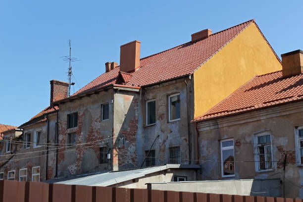 widok na stare niemieckie odrapane budynki w pravdinsk (przed friedland), rosja. pravdinsk została założona w 1312 roku przez krzyżaków. miasto znajduje się 53 km. od kaliningradu (konigsberg). - pravdinsk zdjęcia i obrazy z banku zdjęć