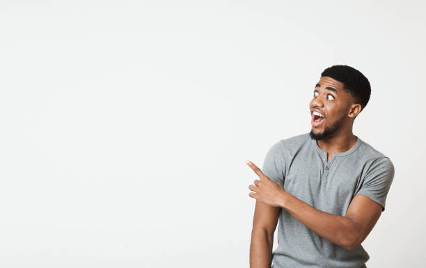 afroameričan ukazující stranou na kopírovací prostor - spánek odpočívání fotky - stock snímky, obrázky a fotky