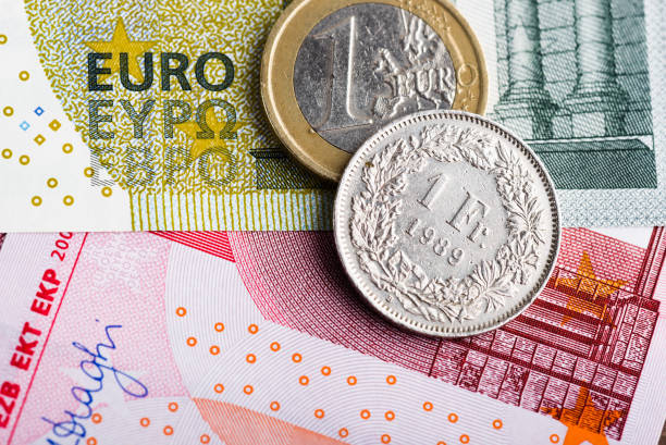 franco suizo versus euro - swiss currency fotografías e imágenes de stock