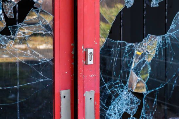 спад в бизнесе - burglary broken window door стоковые фото и изображения
