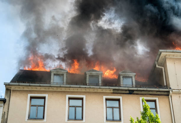 roof truss in flames - water cannon imagens e fotografias de stock